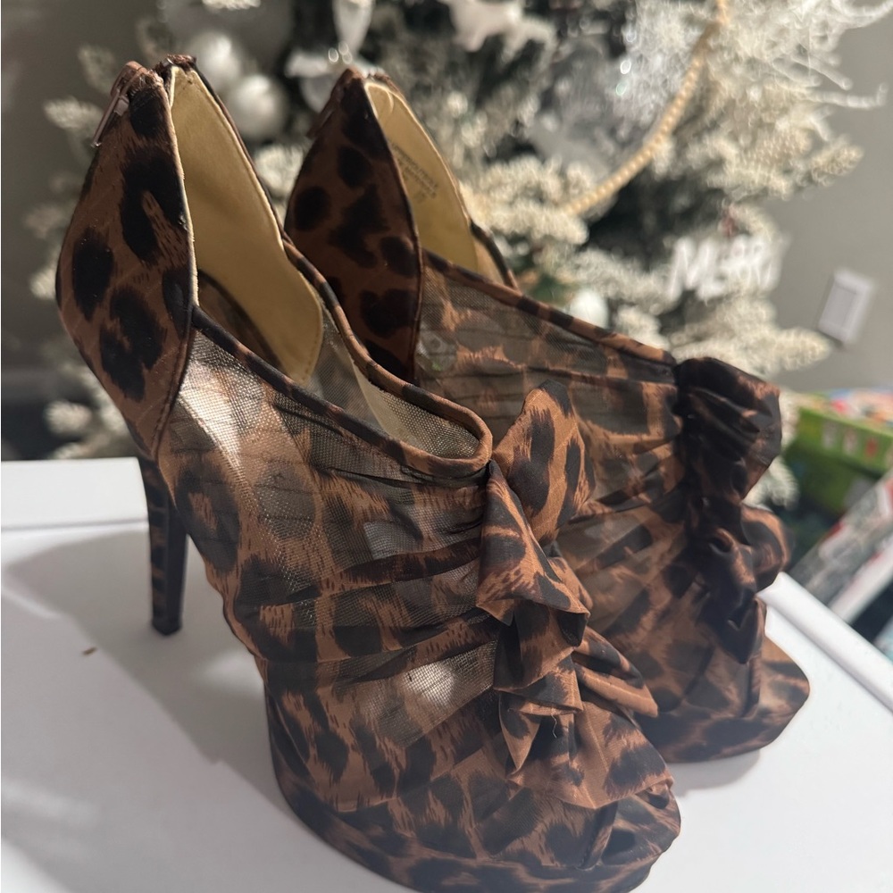Metaphor Blakely Leopard Print High Heels
Ruffled Bow